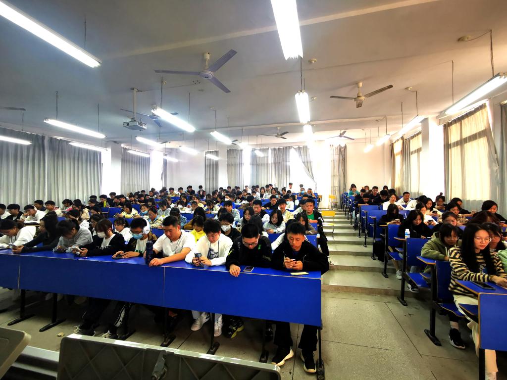 学生收看直播 学生收看直播